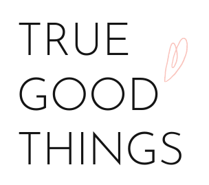 Das Bild zeigt das Logo von TRUE GOOD THINGS mit kleinem Herz.