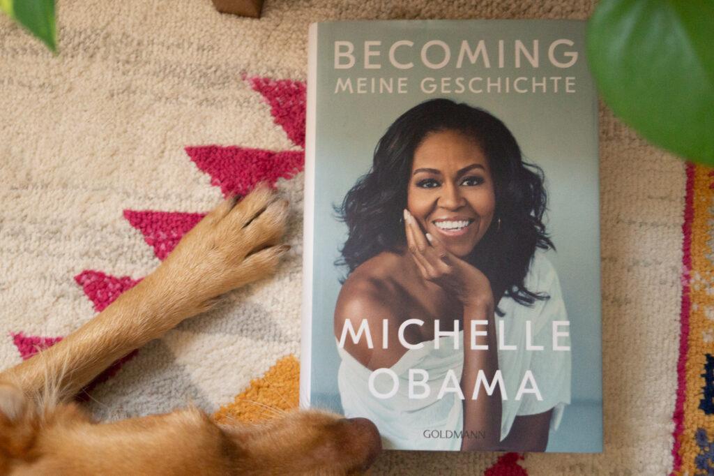 Das Bild zeigt das Buch Becoming von Michelle Obama und ist ein Must Read Tipp von True Good Things.