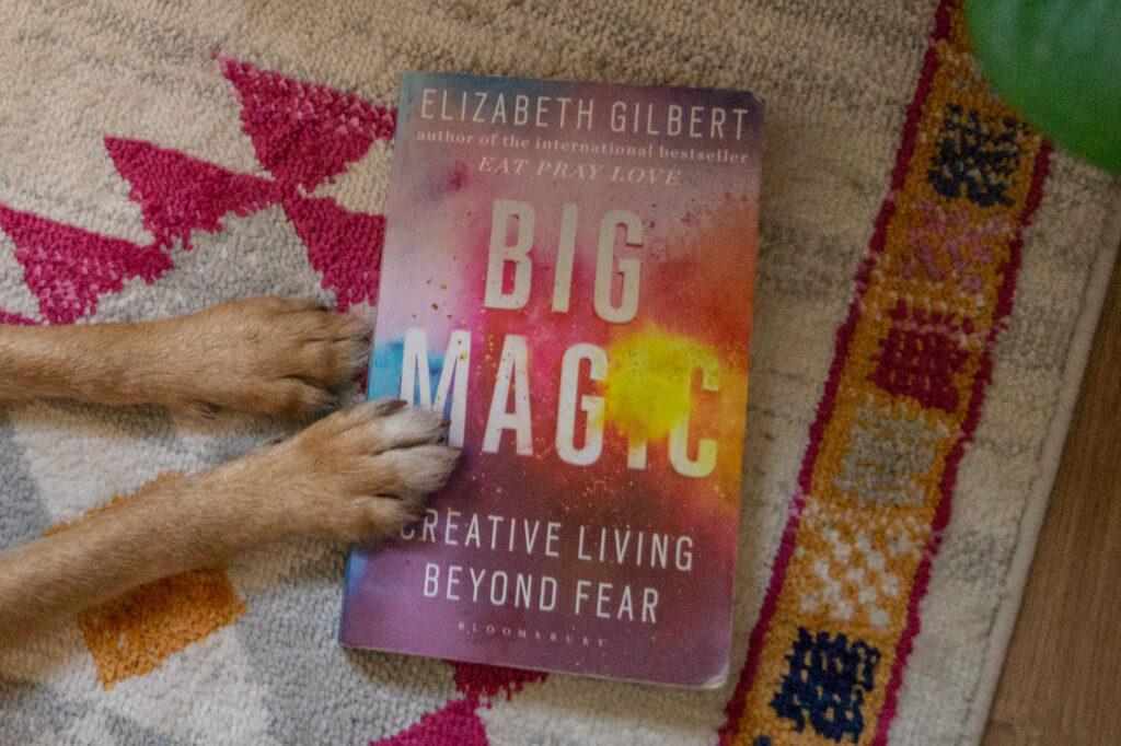 Das Bild zeigt das Buch Big Magic von Elitabeth Gilbert, ein Must Read Buch-Tipp.
