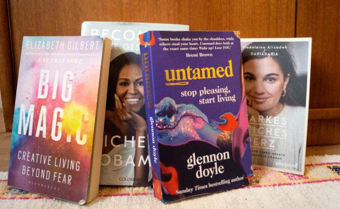 Das Bild zeigt vier Bücher, die aufgereiht nebeneinander stehen. Diese Must Reads sind Buch-Empfehlungen von True Good Things.