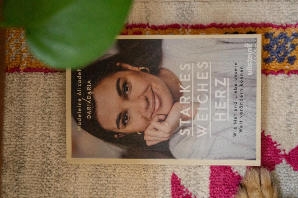 Das Bild zeigt das Buch Starkes, weiches Herz von Madeleine Alizadeh und ist ein Must Read Buch von True Good Things.