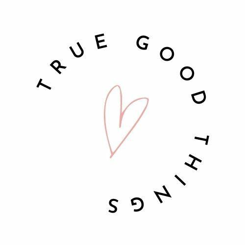 Das Bild zeigt das Logo von True Good Things - ein kleines pinkes Herz mit dem Schriftzug im Kreis drum herum.